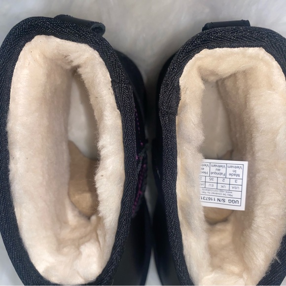 UGG Classic boots kids size 3 New In Box - Picture 9 of 14
